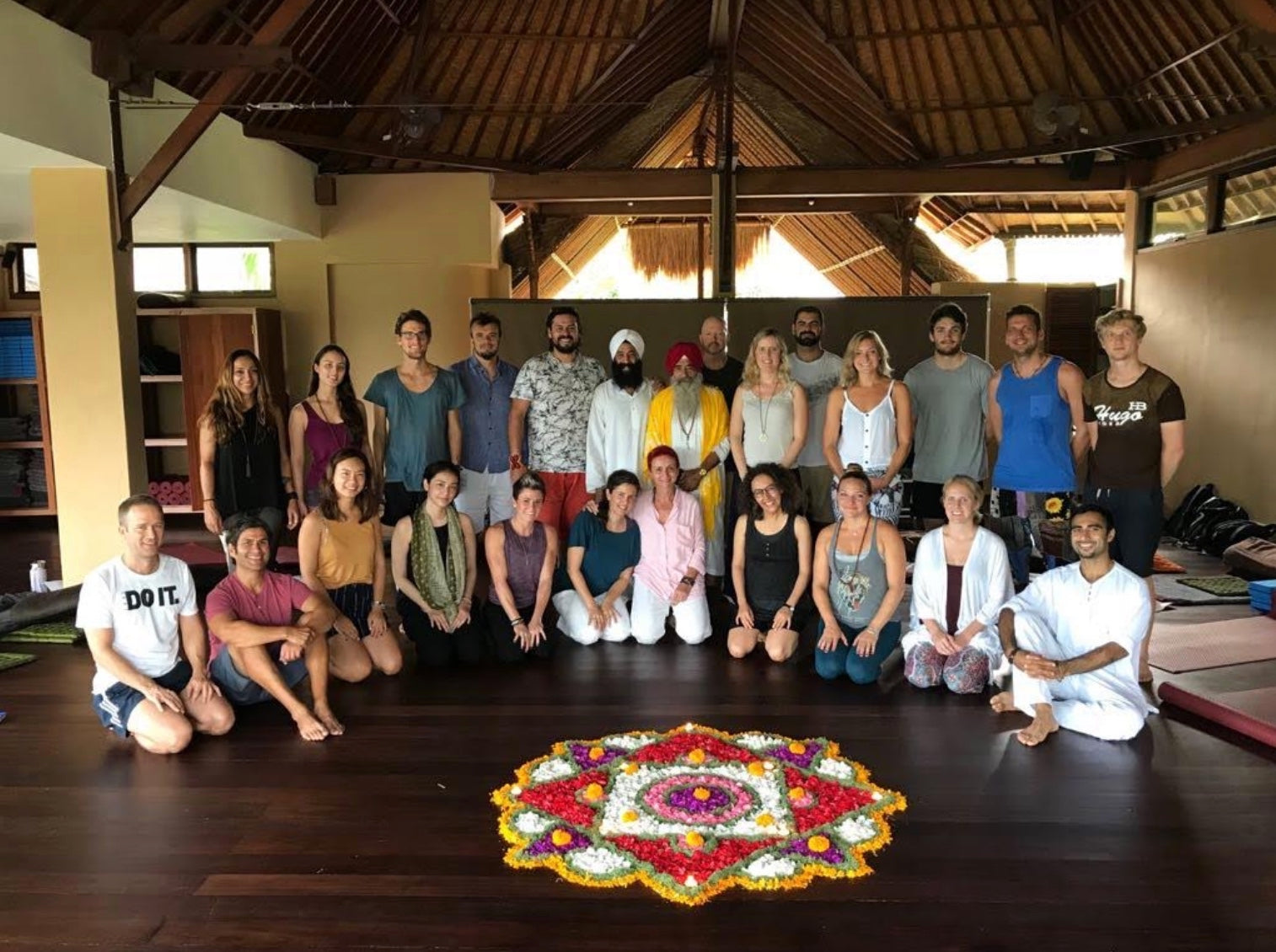 Der Gründer Daniel Bösch nimmt an einem Meditationskurs in Bali teil.